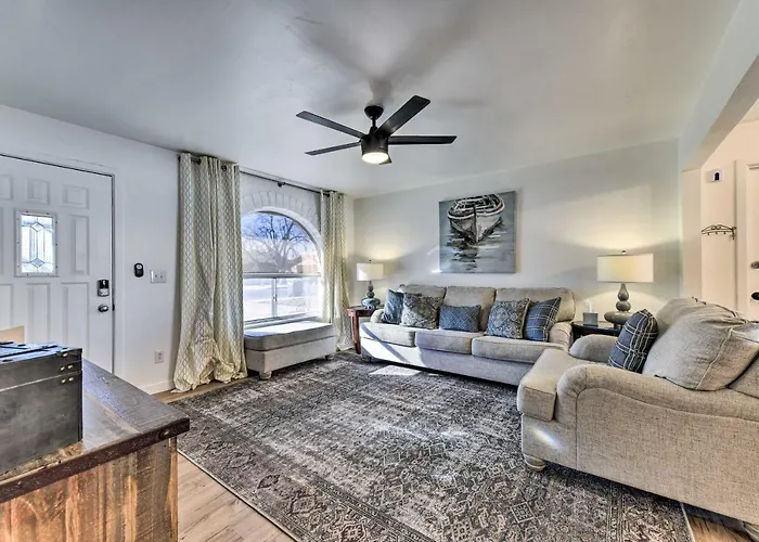 Holiday home Furnished Patio! Downtown Retreat *