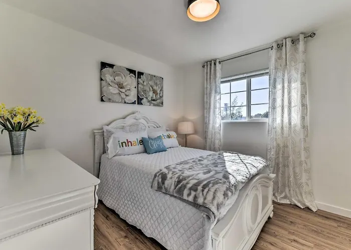 Holiday home Furnished Patio! Downtown Retreat