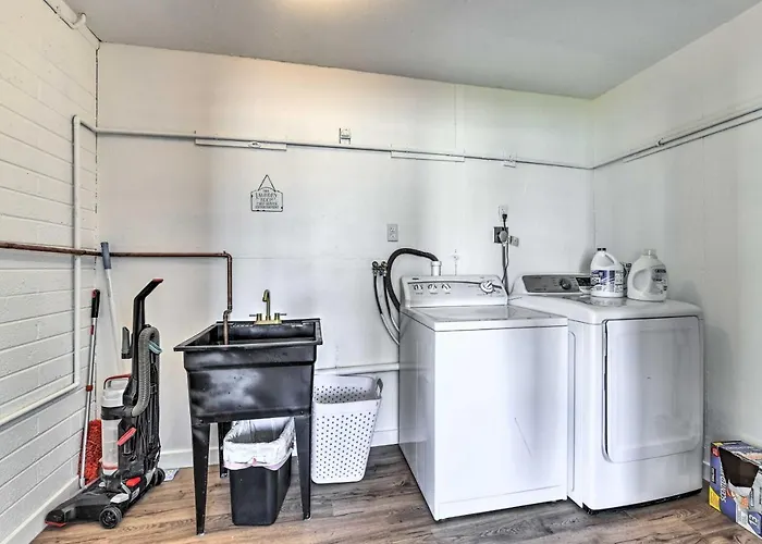 Furnished Patio! Downtown Retreat Holiday home *