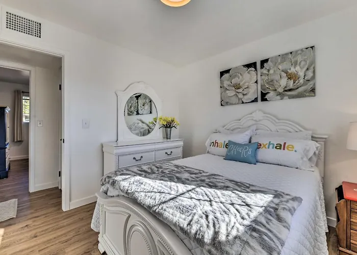 Furnished Patio! Downtown Retreat Holiday home