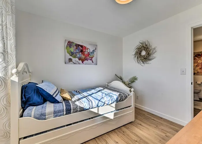 Furnished Patio! Downtown Retreat *