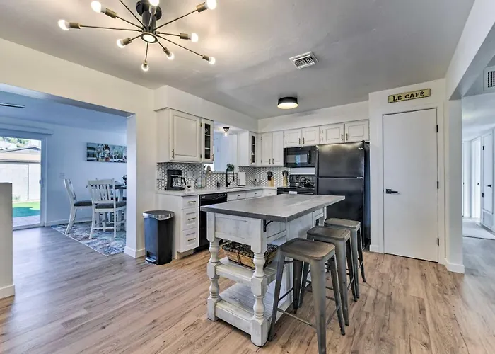 Holiday home Furnished Patio! Downtown Retreat *
