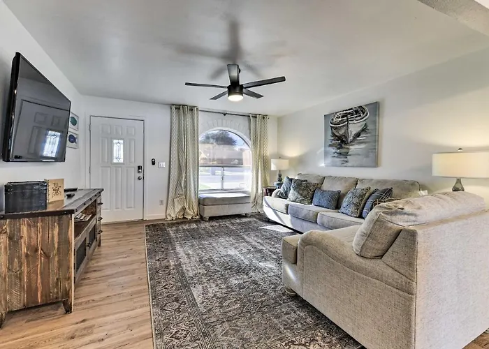 Holiday home Furnished Patio! Downtown Retreat *