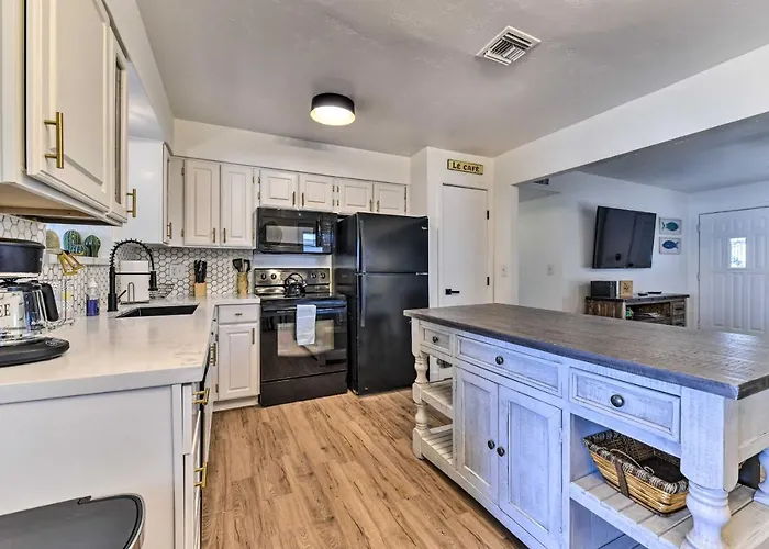 Holiday home Furnished Patio! Downtown Retreat *